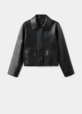 Chaqueta de cuero sintético color negro, con cuello camisero, cierre frontal oculto y mangas largas con puños rectos.