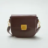 Bolso bandolera marrón con cierre dorado.