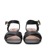 Sandalias negras de cuero para mujer, con tiras cruzadas en la parte delantera, taco cuadrado bajo y tira al tobillo con hebilla metálica dorada.
