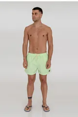 Short de baño celeste con cordón ajustable en la cintura.