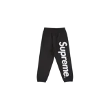 Pantalón de jogging Supreme Satin Applique Sweatpant de color negro, con el logotipo de la marca aplicado en satén blanco en la pierna izquierda, cintura elástica y puños elastizados en los tobillos.