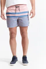 Short de baño celeste con estampado de motivos marinos en blanco. Tiene cintura elástica con cordón ajustable, dos bolsillos laterales y uno trasero.