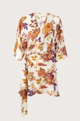 Vestido corto cruzado con mangas cortas amplias, escote en V y lazo lateral para ajustar. Presenta un estampado de flores y hojas en tonos terracota, naranja y violeta sobre fondo blanco.