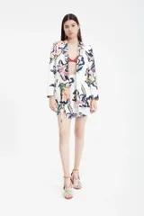 Falda corta con estampado de flores, de tiro alto, larga a media pierna, confeccionada en gajos de satén que le dan mucho vuelo.