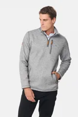 Buzo de felpa con interior de polar, diseño de medio cierre frontal, cuello alto y bolsillos laterales y en el pecho con cierres.