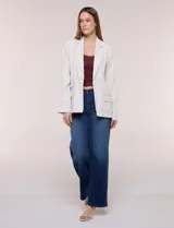 Blazer de lino y algodón color beige con diseño de rayas diplomáticas blancas, solapa clásica, cierre de un botón frontal y bolsillos laterales con solapa.