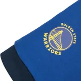 Short deportivo negro con cintura elástica ajustable con cordón, ribete rojo en el ruedo y logos estampados de los Chicago Bulls.