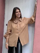 Camisa color beige de muselina con bordado en la parte delantera y mangas globo.
