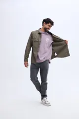 Sobrecamisa de algodón con efecto lavado y bolsillos frontales con solapa.