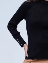 Buzo rosa de tejido acanalado, marca Cable & Gauge, con cuello alto y manga larga con aplique de botones en los puños.