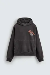 Sudadera con capucha de corte relajado y efecto lavado, confeccionada en mezcla de algodón con interior afelpado. Presenta manga larga, puños y bajo en rib, bolsillo frontal tipo canguro y estampado gráfico de Post Malone en el pecho.