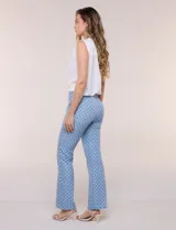 Pantalón de vestir de tiro alto marca Elie Tahari, con diseño semi-acampanado y estampado geométrico en tonos celestes y azules. Cuenta con pretina limpia, cierre frontal oculto y bolsillos laterales.