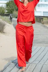 Pantalón rojo de tiro medio con elástico en la parte trasera, bolsillos laterales y bolsillo trasero ciego.