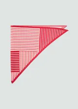 Pañuelo triangular con estampado de rayas horizontales y verticales en rojo y blanco.