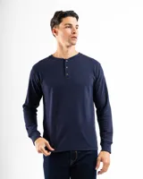 Remera de manga larga estilo henley confeccionada en tejido de algodón con textura tipo mini piqué. Presenta un cierre frontal con tres botones y puños elásticos en las mangas.