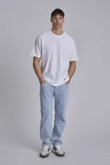 Remera verde oscuro de corte holgado y mangas cortas.