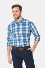 Camisa de manga larga con cuello abotonado, confeccionada en tejido de cuadros azules, blancos y beige.