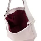 Bolso tipo hobo de diseño minimalista y elegante en tono beige, fabricado en símil cuero. Cuenta con una correa ajustable para llevar al hombro y herrajes metálicos.