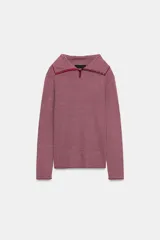 Jersey de punto confeccionado en hilatura con lana, con diseño de rayas horizontales en tonos rojo y gris. Presenta cuello solapa, escote en V y detalle de botones decorativos en el cuello y la solapa.