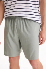 Bermuda de lino color verde militar, con cintura elastizada y cordón ajustable.