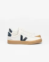 Zapatillas Veja Campo color blanco con logo lateral en azul marino y suela de goma color caramelo.