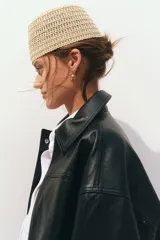 Sombrero tipo pillbox de paja de papel trenzada con diseño texturizado en tono natural.