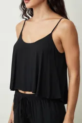 Conjunto de top y short con estampado de piel de serpiente en tonos beige y negro. El top es de tirantes finos y corte holgado. El short es de corte holgado con cintura elástica ajustable.