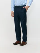 Ambo Harrington Label de color azul marino, compuesto por un saco cruzado de doble botonadura y solapas de pico, y pantalón a juego.