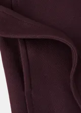 Abrigo largo de corte recto confeccionado en mezcla de lana virgen italiana Manteco. Presenta cuello tipo embudo, cierre frontal con botones, mangas largas y cinturón tipo batín para ajustar a la cintura. Incluye forro interior.