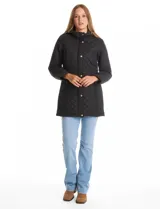 Campera matelassé de largo midi, con diseño combinado de rombos en el cuerpo y costuras horizontales en las mangas. Cuenta con cierre frontal oculto, botones a presión dorados, capucha con interior aterciopelado y ajuste entallado en la cintura.