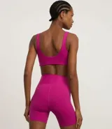 Bermuda ciclista deportiva de tiro alto, color celeste claro, ajustada al cuerpo.