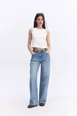 Jean wide leg de tiro alto, con piernas amplias y caída recta, en color negro con lavado desgastado.
