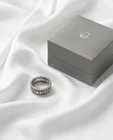 Anillo de plata 925 con diseño de banda ancha texturizada, compuesta por múltiples esferas pequeñas en relieve.