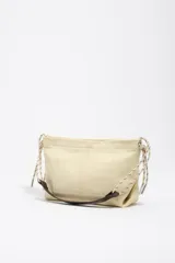 Bolso de hombro mediano de piel color beige, con cierre de cremallera, asas de cordón ajustable y logo grabado en el frente.