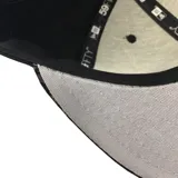 Gorra New Era modelo 59FIFTY de los New York Yankees, color negro con el logo del equipo bordado en hilo dorado en el frente. Diseño de visera plana y estructura cerrada.