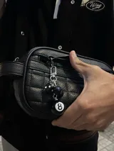 Llavero negro con dije de bola de billar número 8 y cuentas negras.