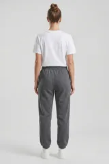 Pantalón de jogging unisex color negro, con cintura elástica y puños acanalados en los tobillos. Presenta un corte cómodo y bolsillos laterales.