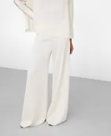 Pantalón palazzo satinado de color blanco, de corte ancho y tiro medio, con cierre de cremallera invisible en el costado.