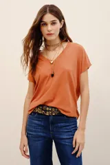 Remera blanca de algodón con cuello en V, mangas cortas y calce relajado.