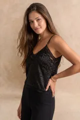 Musculosa negra con estampa animal print en tono sobre tono, confeccionada en rayón y viscosa. Presenta escote en V con detalles de encaje transparente en el escote y los tirantes finos regulables, además de terminación de puntilla en el ruedo.