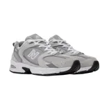 Championes New Balance modelo 530, color gris con detalles en blanco y plateado, confeccionados con malla transpirable y superposiciones de material sintético, con tecnología ABZORB en la suela.