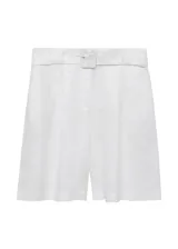 Short de lino color blanco de tiro medio, con diseño recto, bolsillos laterales, trabillas y cinturón incorporado con hebilla forrada.