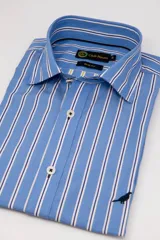 Camisa de vestir Club House de corte slim fit, color celeste con diseño de rayas verticales blancas y oscuras. Cuenta con cuello clásico estructurado, cierre frontal con botones blancos y bordado discreto de un ave en la parte inferior.