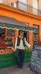 Pantalón de corte recto con estampado de cuadros en tonos verde y azul, confeccionado en tela ligera.