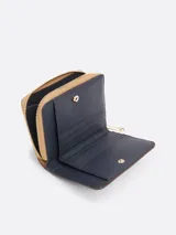 Billetera Tommy Hilfiger color beige con cierre de cremallera y logo de la marca en dorado.