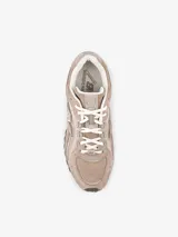 Championes urbanos New Balance modelo 204L, de perfil bajo con diseño inspirado en el running de los años 2000. Confeccionados en gamuza de primera calidad en tonos beige, presentan líneas arqueadas en las superposiciones y el logo N característico en los laterales.