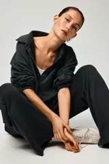 Jogging de felpa liviana en color gris oscuro, con cintura elástica ajustable mediante cordón, bolsillos laterales discretos y diseño de piernas rectas.