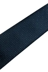 Set compuesto por una corbata y un pañuelo de bolsillo a juego, ambos en color bordó con un estampado geométrico sutil en tono oscuro.