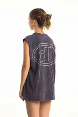 Musculosa blanca de corte recto y holgado, con cuello redondo y sisas amplias. Presenta un pequeño logo bordado en el centro del pecho dentro de una forma ovalada.