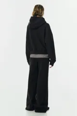 Pantalón deportivo de felpa en color negro, con diseño de pierna levemente acampanada. Presenta cintura elástica con cordón de ajuste y un interior cepillado suave.